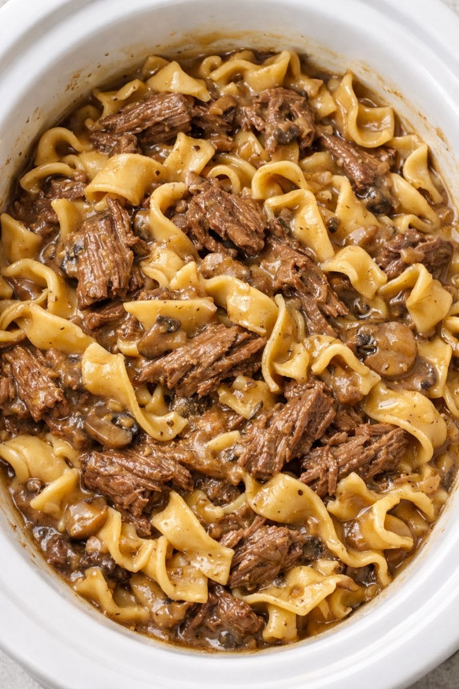 Bœuf aux nouilles cuisiné à la mijoteuse, plat réconfortant