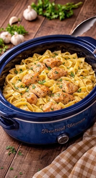 Nouilles au poulet beurre-ail à la mijoteuse, plat savoureux et réconfortant
