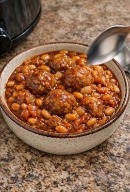 Bol de boulettes de bœuf BBQ avec haricots mijotés