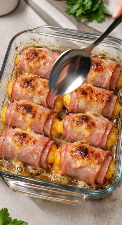 Roulés de poulet au jambon et au fromage, dorés et appétissants