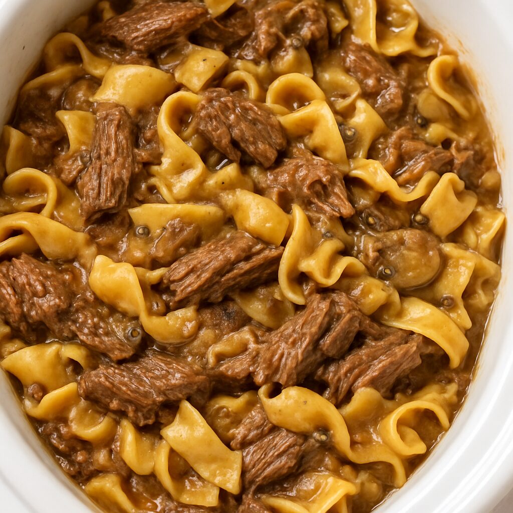 Bœuf aux nouilles cuisiné à la mijoteuse, plat réconfortant