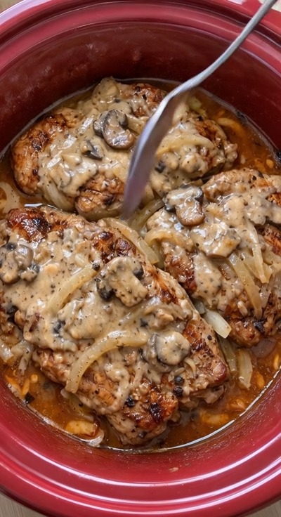 Côtelettes de porc crémeuses aux champignons préparées à la mijoteuse